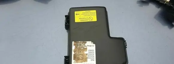 Volvo S80 Fuse box cover 8645259