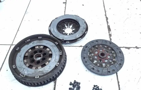 Volvo S40, V40 Clutch set kit 30611717B 302385902 102318302