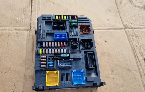 Citroen C3 Comfort/convenience module 9820977180