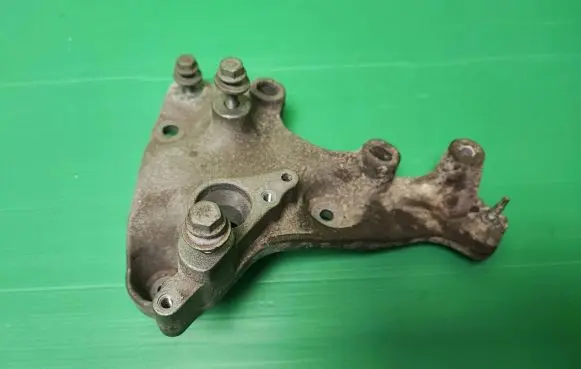 Opel Vivaro Engine mounting bracket 648606762R 93455374