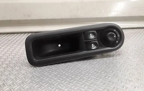 Renault Clio III Electric window control switch 8200356515