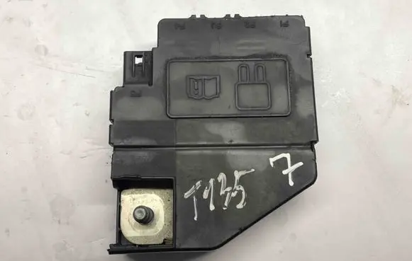 Ford Fusion Current control relay DU5T14A094AB