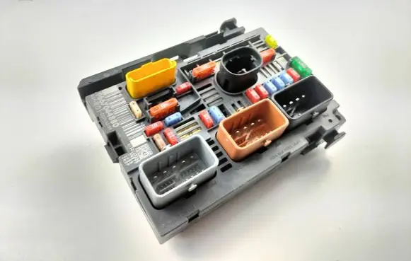 Citroen C4 Grand Picasso Fuse module 9667044880