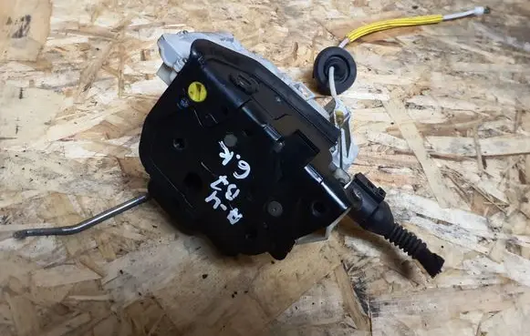 Audi A4 S4 B7 8E 8H Rear door lock 8E0839015