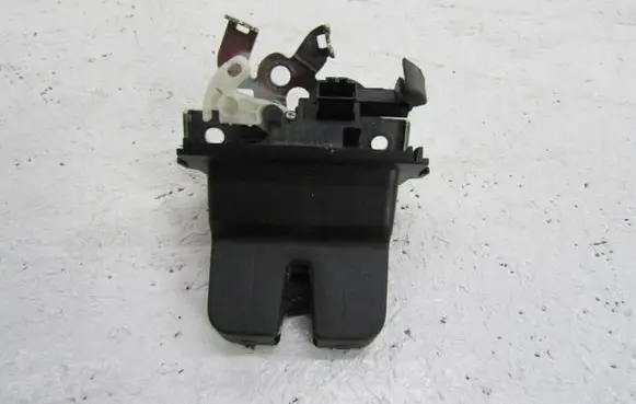 Skoda Octavia Mk3 (5E) Tailgate/trunk/boot lock/catch/latch 8R0827505