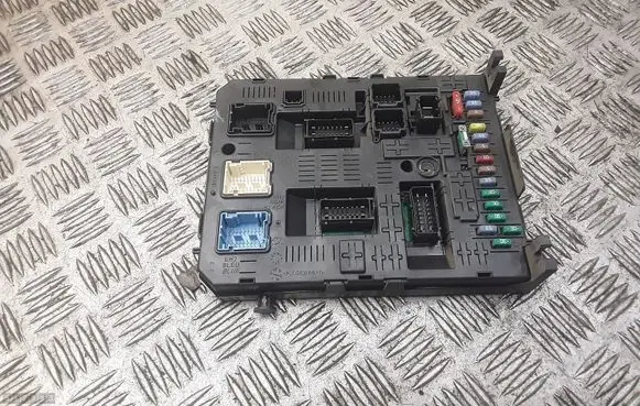 Peugeot Partner Fuse module 967847708001