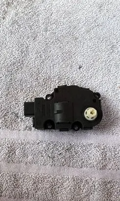 Audi Q5 SQ5 8R Air flap motor/actuator 8K0820511C