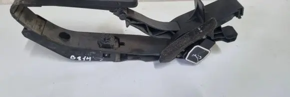 Accelerator throttle pedal