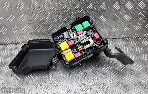 Peugeot 208 Fuse module 9671924480