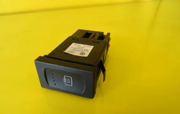Volkswagen PASSAT B5 Windscreen/window heater switch 3B0959621C