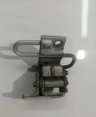Volkswagen Touran I Rear door lower hinge 