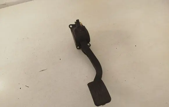Accelerator throttle pedal