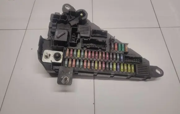 BMW 5 E60 E61 Fuse module 690661901