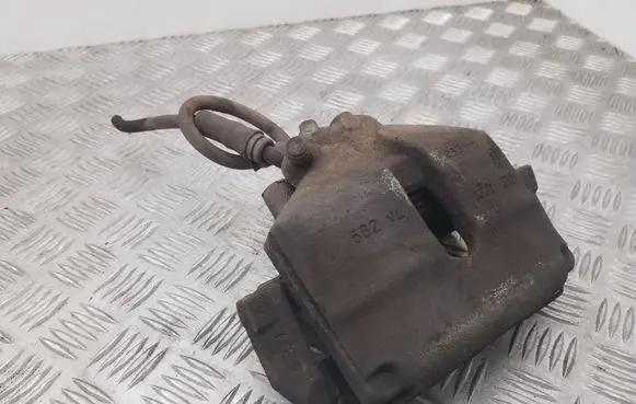 Volkswagen Jetta VI Front brake caliper 582