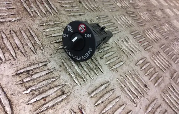 Nissan Juke II F16 Passenger airbag on/off switch 681999278r