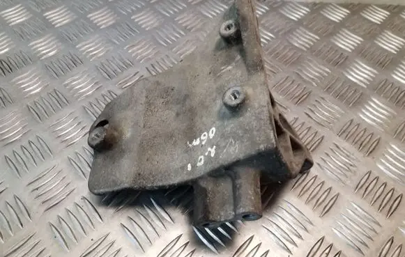 Engine mounting bracket