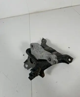 Toyota C-HR I Engine mount bracket