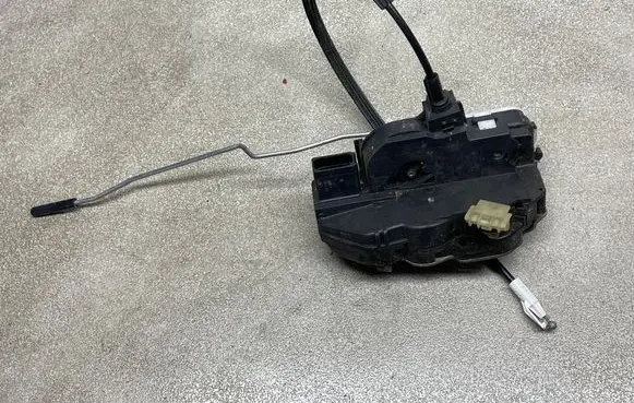 Opel Insignia A Front door lock 3023880