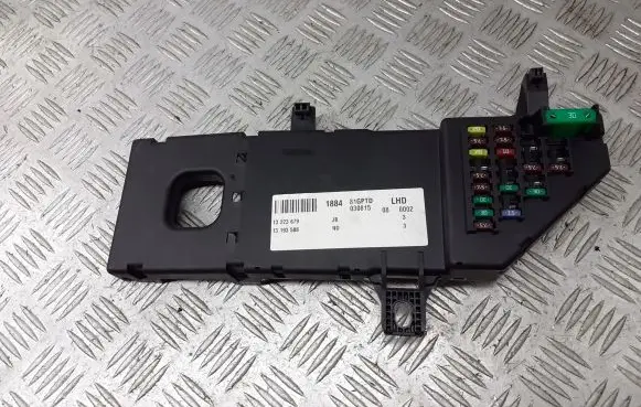 Opel Vectra C Fuse box cover 13223679