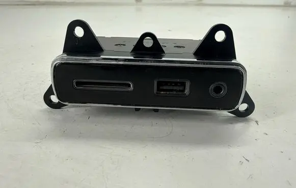 Jeep Grand Cherokee USB socket connector 68258696AA P68258696AA