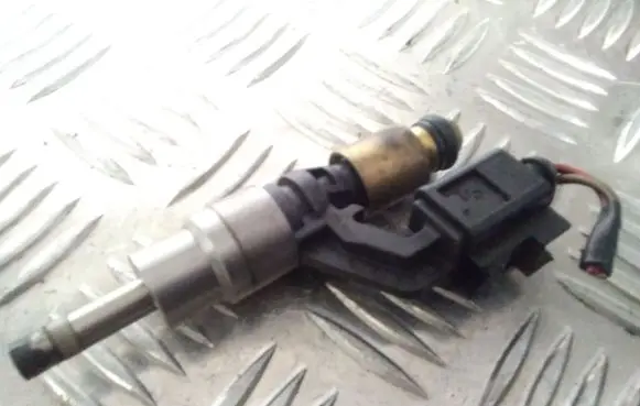 Volkswagen Golf V Fuel injector 0261500016 03C906036A