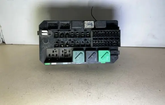 Ford Mondeo MK II Fuse module XS2114A073AA 95BG8C614E1B 93BG14N089C1B