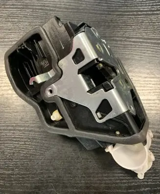 BMW X3 F25 Front door lock 7318419