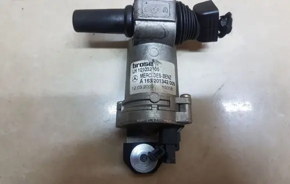 Mercedes-Benz ML W163 Vent window/glass motor A1638201442