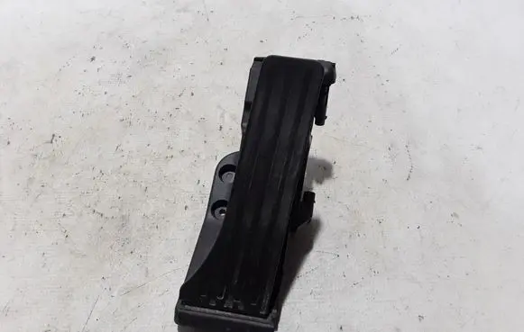 Accelerator throttle pedal