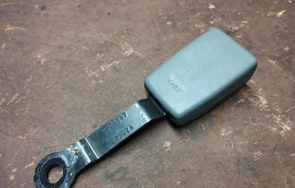 Rear seatbelt buckle