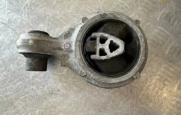 Nissan Qashqai Engine mount bracket