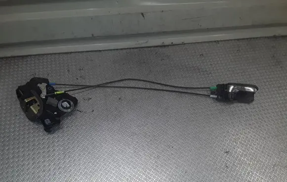 Toyota Avensis T250 Front door lock