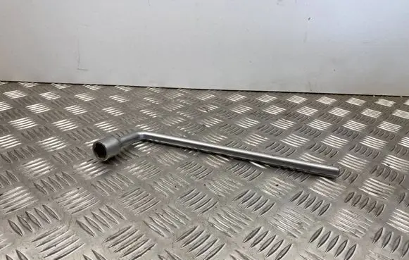 Mercedes-Benz E W212 Wheel nut wrench A2215810001