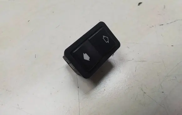 BMW 5 E39 Electric window control switch 8368974