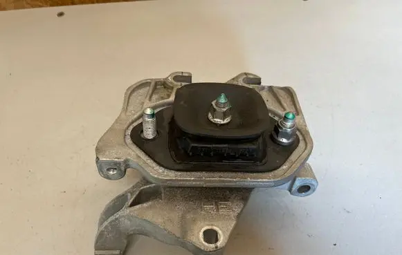 Renault Arkana Engine mount bracket 1112212579R