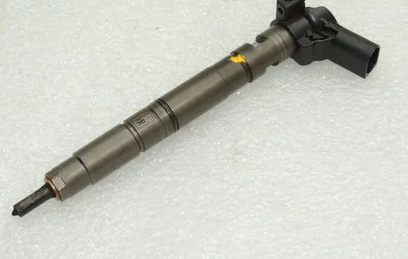 Volkswagen Tiguan Fuel injector 03L130277