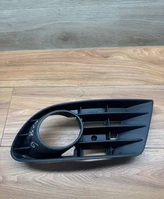 Volkswagen Golf Plus Front fog light trim/grill 5M0853666B