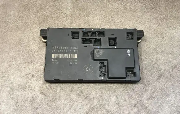 Mercedes-Benz E W211 Door control unit/module 2118701126