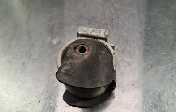 Volvo S40, V40 Engine mount bracket 030814380
