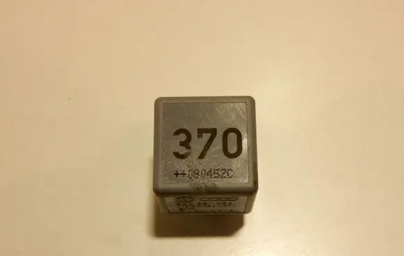 Audi A6 S6 C6 4F Other relay 8D0951253 52172