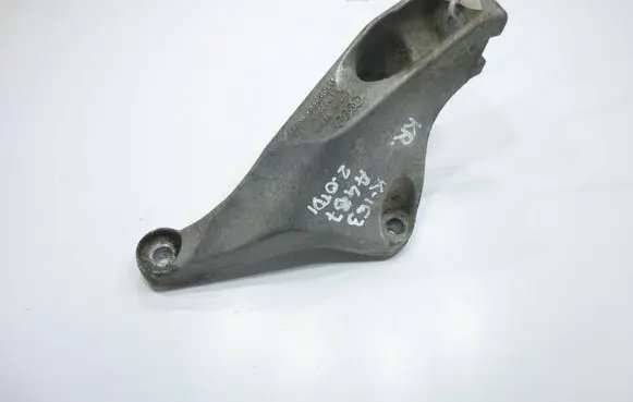Engine mounting bracket