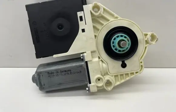 Volkswagen PASSAT B6 Front door window regulator motor 1K0959702Q 1K0959792M