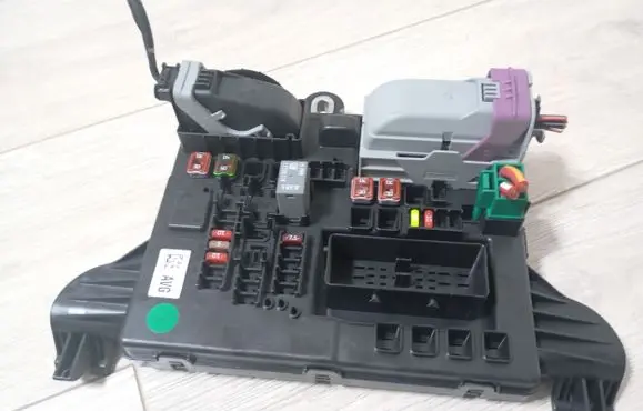 Opel Insignia A Fuse module 22737765