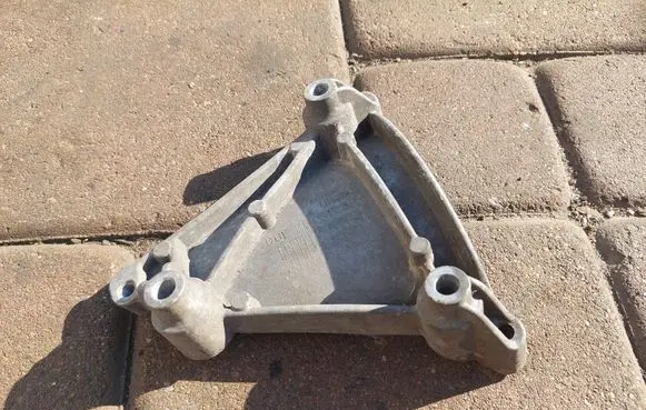 Audi Q7 4L A/C compressor mount bracket 06E260835C