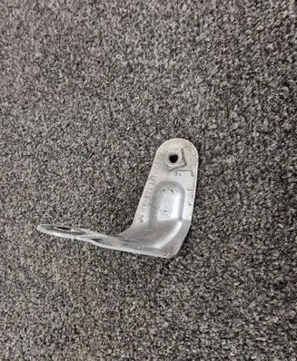 Fender mounting bracket