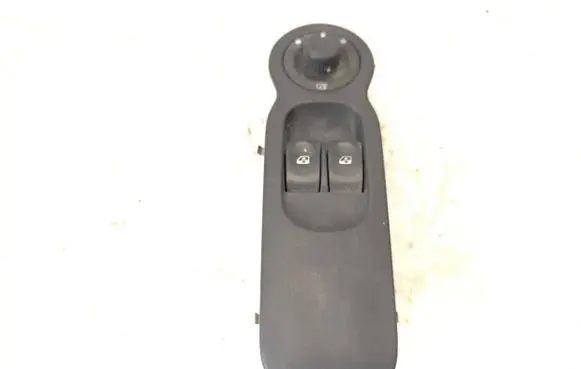 Renault Modus Electric window control switch 8200379692
