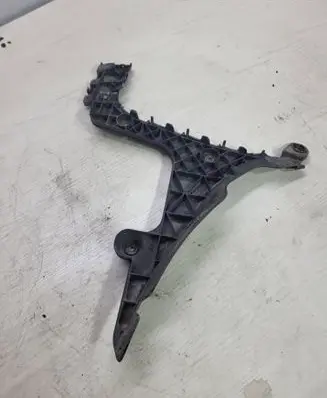 Rear bumper mounting bracket