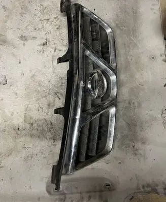 Nissan X-Trail T30 Front bumper upper radiator grill 623108H700