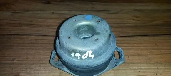 Peugeot 607 Engine mount bracket