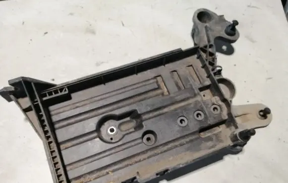 Volkswagen PASSAT B8 Battery tray 5Q0915321H 5Q0915331J
